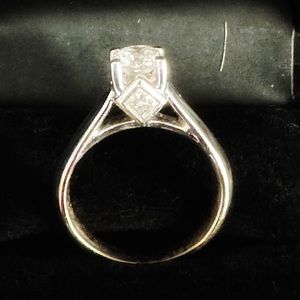 1 carat Diamond ring. Brand new. Clarity VS2.